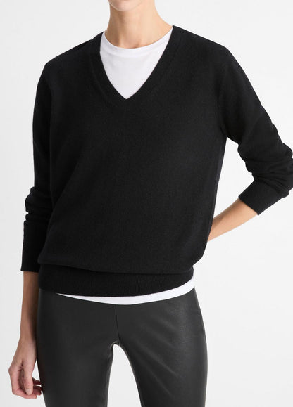 VINCE Women Cashmere Weekend V-Neck Sweater in V-Neck BLACK