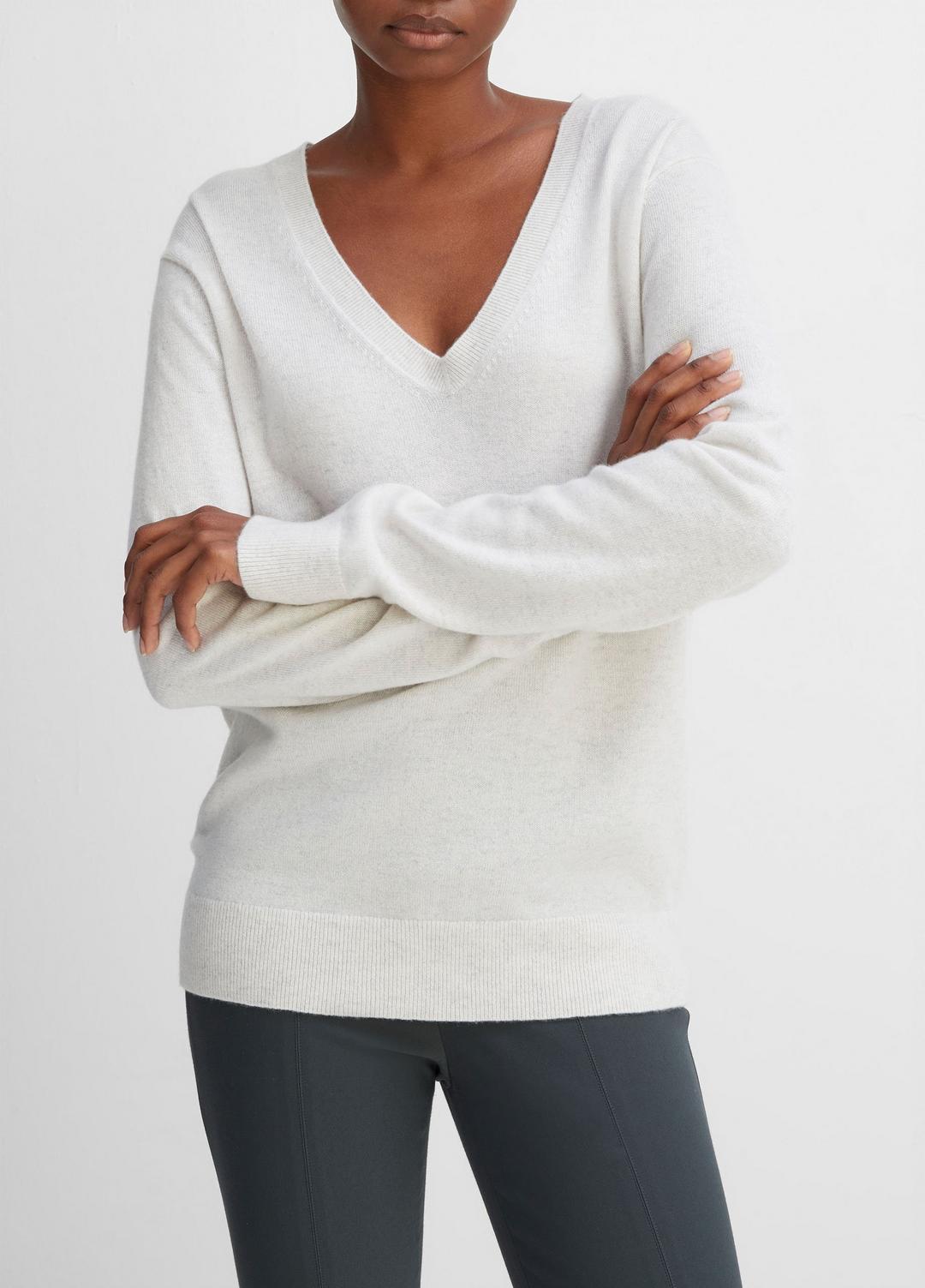 VINCE Women Cashmere Weekend V-Neck Sweater in V-Neck HEATHER WHITE