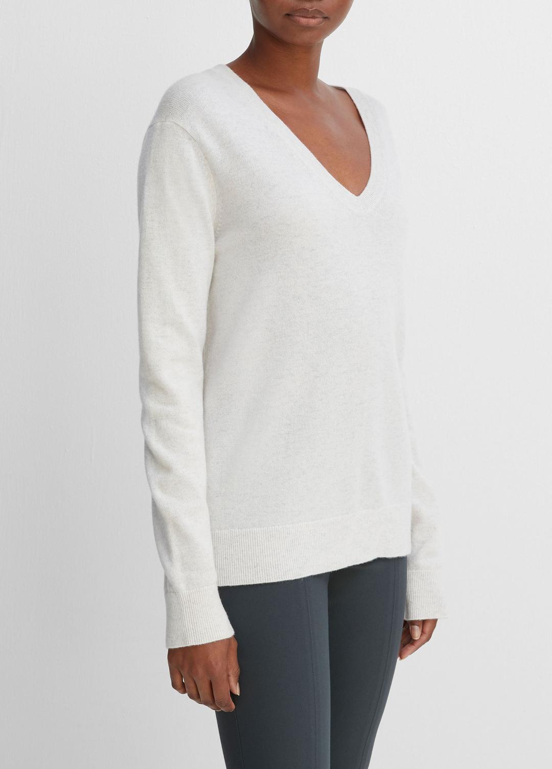 VINCE Women Cashmere Weekend V-Neck Sweater in V-Neck HEATHER WHITE