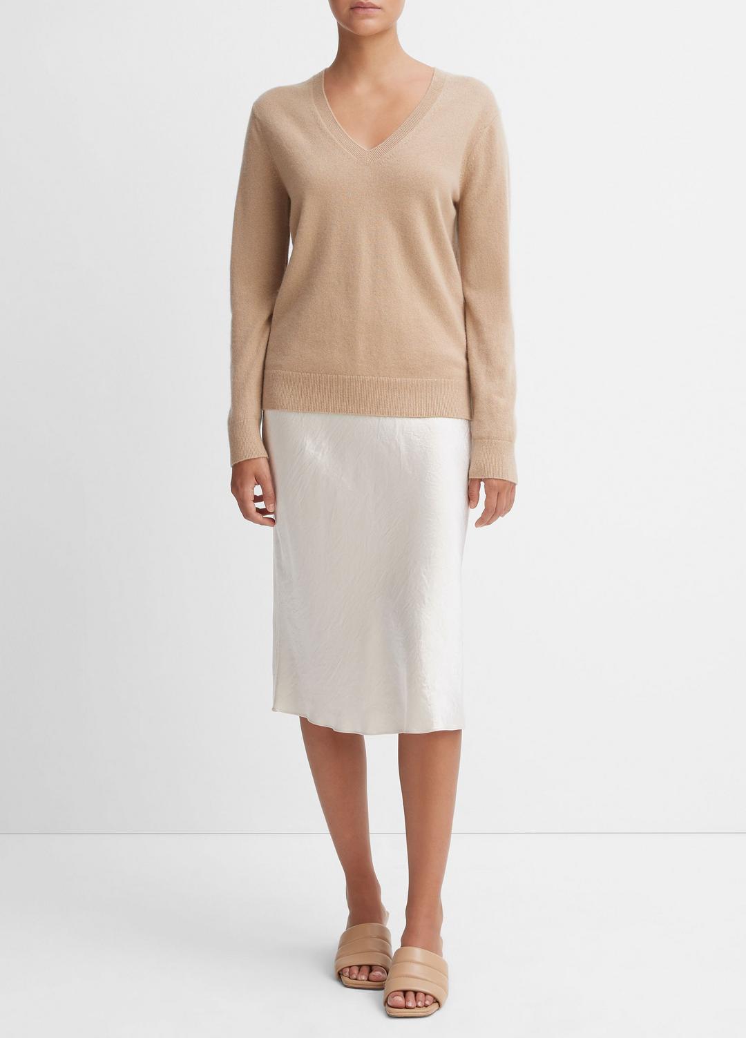 VINCE Women Cashmere Weekend V-Neck Sweater in V-Neck CAMEL