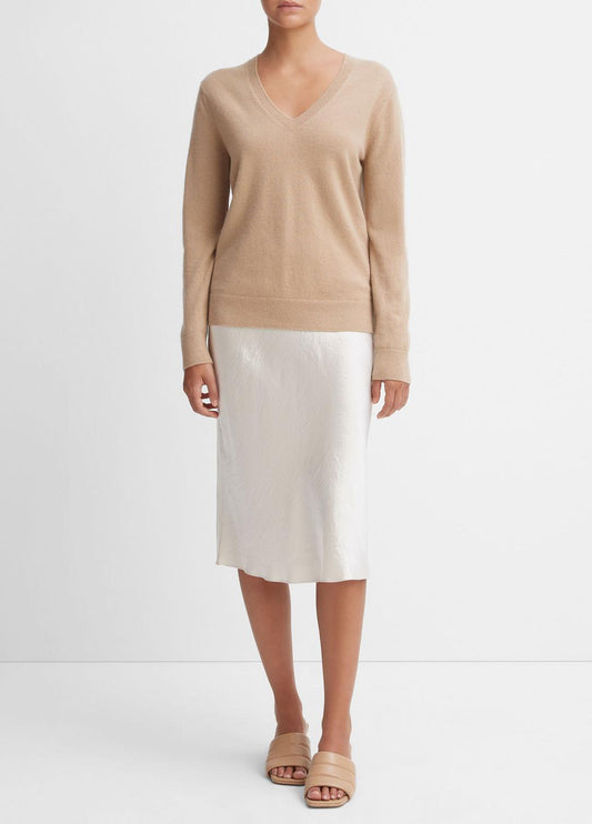 VINCE Women Cashmere Weekend V-Neck Sweater in V-Neck CAMEL