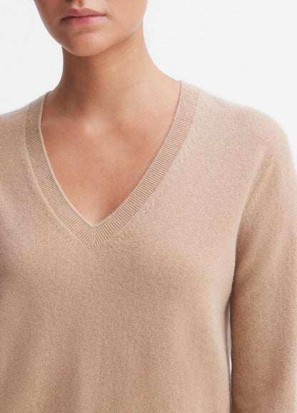 VINCE Women Cashmere Weekend V-Neck Sweater in V-Neck CAMEL