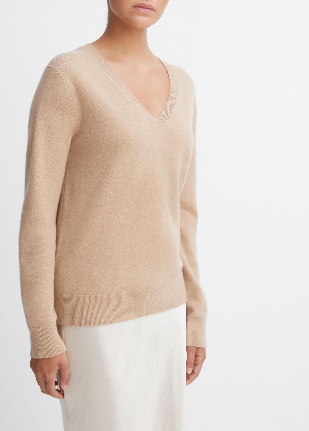 VINCE Women Cashmere Weekend V-Neck Sweater in V-Neck CAMEL