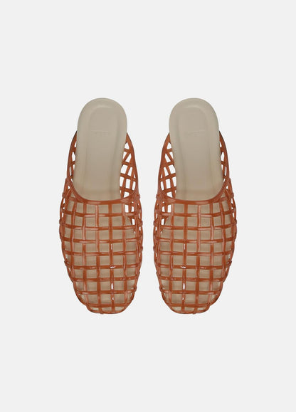 VINCE Women Barcelona Jelly Sandal in Sandals DARK AMBER